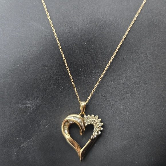Vintage 10K Yellow Gold and Diamonds Heart Pendant. 10K CLASSIC piece - Picture 4 of 4